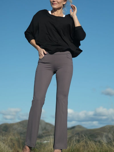 Lule Flare pocket pant Warm Stone